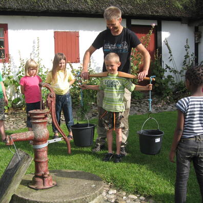 Det gamle åg bliver brugt, når der skal bæres vand til dyrene.