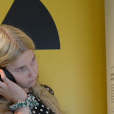 Piger lytter til tv-avis om Tjernobyl-ulykken