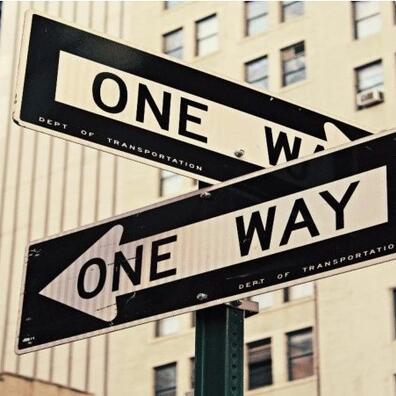 To skilte der siger "this way", "that way".