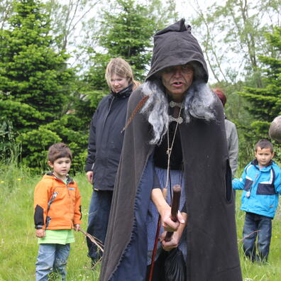 Heksen er klar til at lette med kosten
