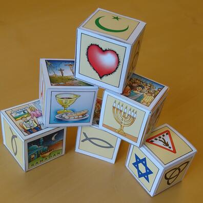 Som oplæg til spillet arbejder eleverne med symboler og ritualer i de monoteistiske religioner samt ikke-religiøse symboler ud fra SKTs undervisningsmateriale SYMBOLER. Spillets udfordring, som kan differentieres ud fra klassetrin, er at få ”tre på stribe” i samme kategori. Terningerne fremstilles af eleverne og kan beholdes på klassen.