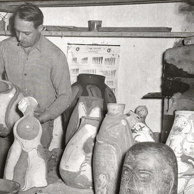 Jorn med et udvalg af sine keramiske værker.