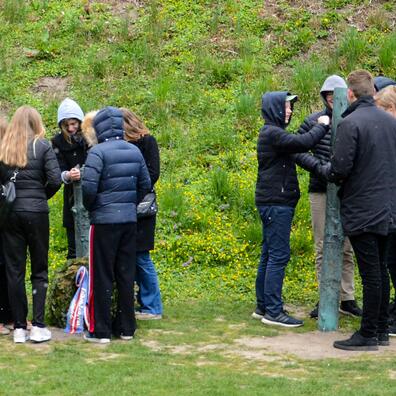 Elever ved henrettelsespladsen med pælene