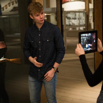 Elever laver deres egen journalistiske indslag om en krig. 