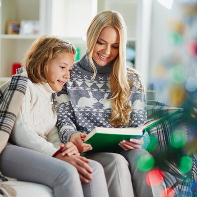 kvinde læser højt for barn