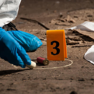 Men ser et gerningssted, hvor et spor har fået mærket 3 og kridtstreg udenom tegnet af en person i beskyttelsesdragt og blå handsker.