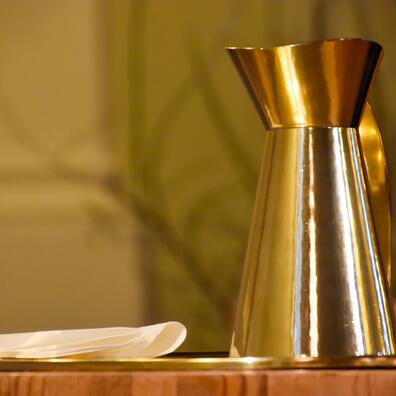 Billede af alterkalk på alter