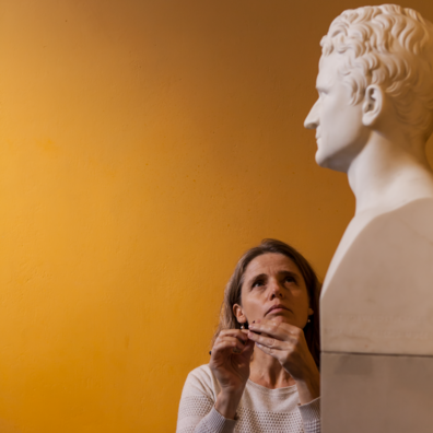 Underviser kigger på statue på Thorvaldsens Museum