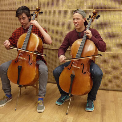 Elever spiller chello på Musikmuseet