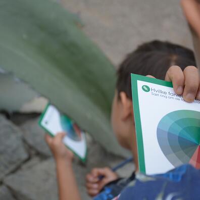 Barn med opgaveark i Væksthusene