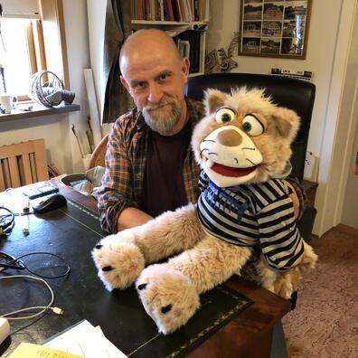 Havnekatten Karl Max og museumsunderviser Kim