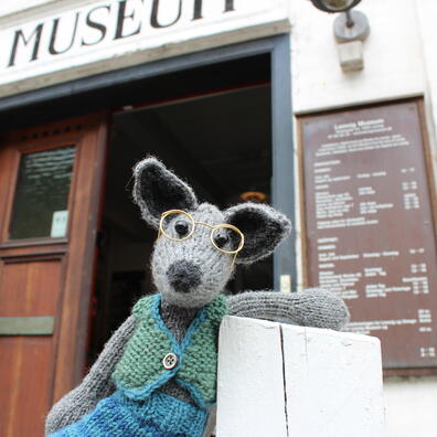 Morten Museumsmus byder velkommen på museet.