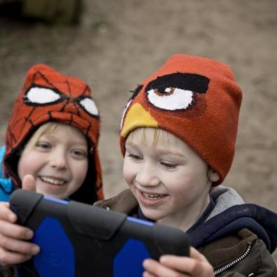 Børn kigger på tablet