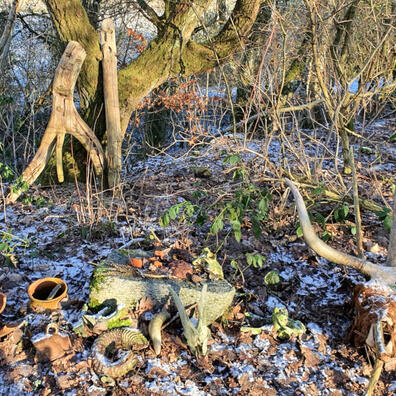 Offerlunden ved Hvolris med gudefigurer og offergaver