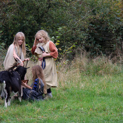 Piger med en ged ved Hvolris Jernalderlandsby
