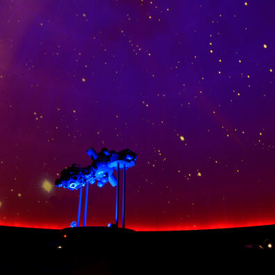 I Planetariet opleves stjernehimlen i aften.