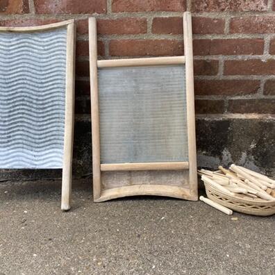 Tøjvask ved tømrer Larsens hus. 