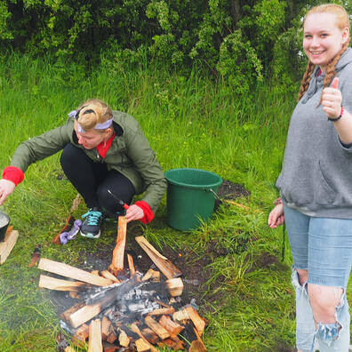 Der laves mad over bål