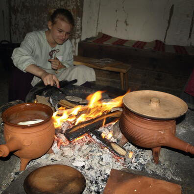 Middelaldermad laves i kopier af lerkar fra middelalderen og over åben ild.