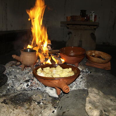 Middelaldermad laves i kopier af lerkar fra middelalderen og over åben ild.
