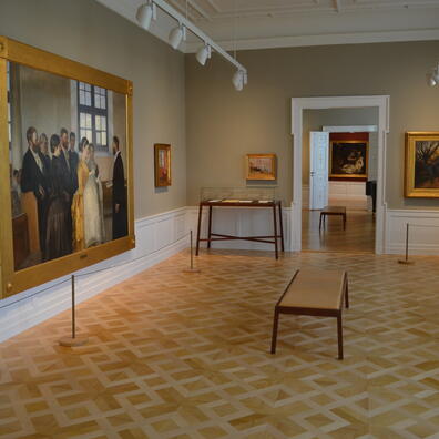 Et lille glimt fra Ribe Kunstmuseum. I salen ses nogle af Skagensmalernes billeder