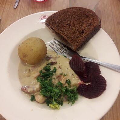 Efter dagens arbejde spises der det godt nærende måltid.