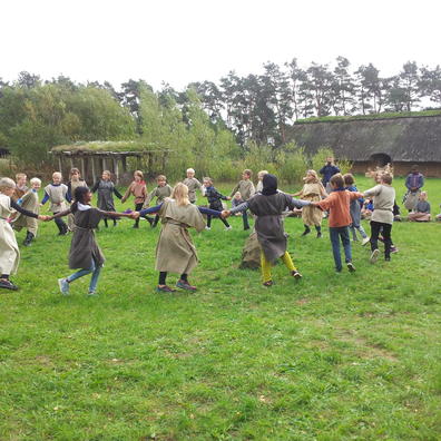Elever danser i dragter