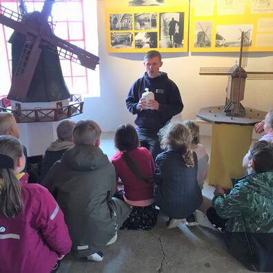 Eleverne venter i spænding på at høre, hvor meget mel de har lavet.