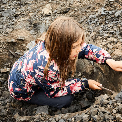 Pige graver i profilet.