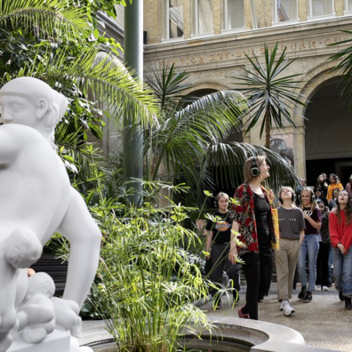 Elever med høretelefoner på Glyptoteket