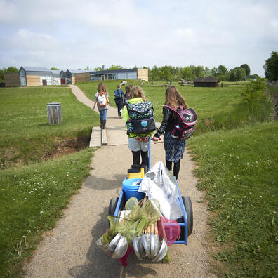 Eleverne fra den lokale skole er på vej hjem fra et godt eventyr.