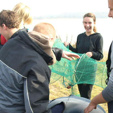 Elever undersøger fangsten 