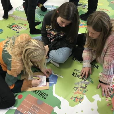 Eleverne arbejder med gulvkortet og finder informationer.