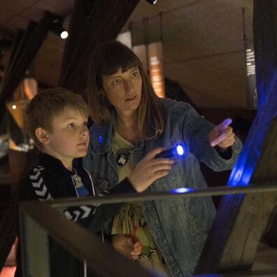 Voksen og barn i dialog vedr. en genstand i udstillingen. 