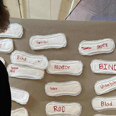 Ung mand der kigger på bind.