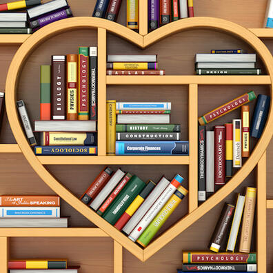 Bogreol formet som hjerte med en masse bøger