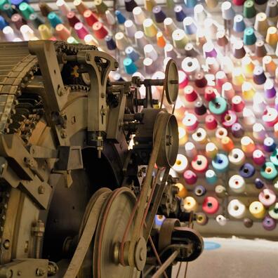 Spinderimaskine og garnnøgler på Kulturmuseet