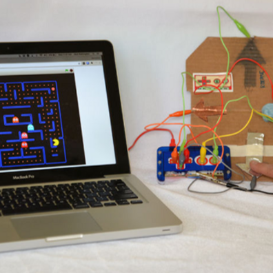 En game-concroller bygget med læringsteknologien Makey Makey