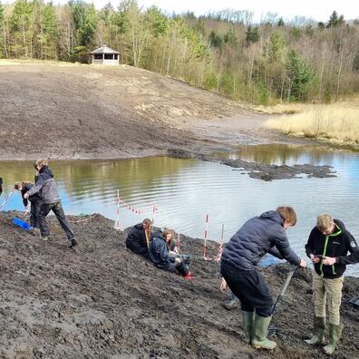 Efterskoleelever i graven
