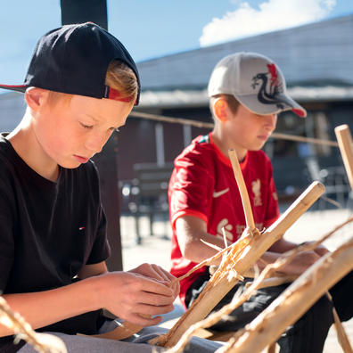 Elever arbejder på Vikingeskibsmuseet