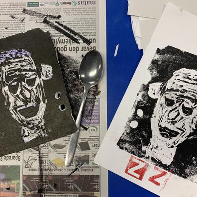 2.klasse elever arbejder med grafiske udtryk med billed og tekst ved brug af depronplader