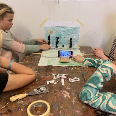 En skoleklasse fra Byskovskolen arbejder med stop-motion