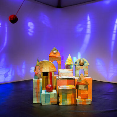 By af farverige klodser, inspireret af Paul Klees malerier af byer.