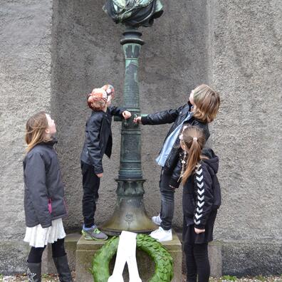 Børn på byvandring ved Arsenalet.