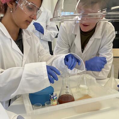 Eleverne laver forsøg med slamaske fra vores aksedepot