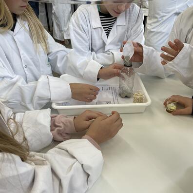 Eleverne laver forsøg der efterligner de processer der sker ude på renseanlægget