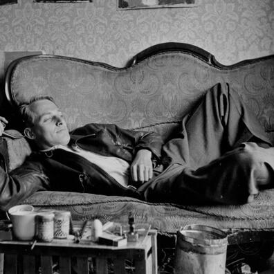 Asger Jorn på sin sofa