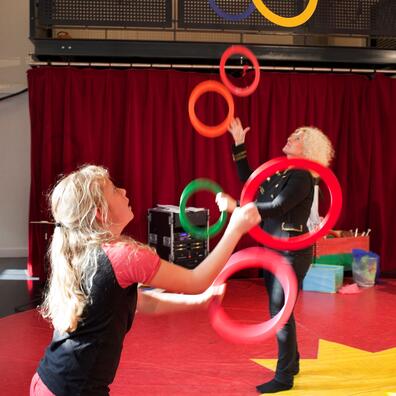 To piger jonglerer med ringe