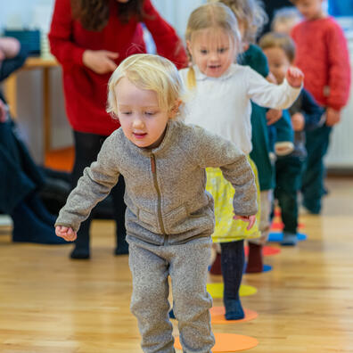 Rytmiklærer Karen Tholund Strande leger musiklege med de yngste.