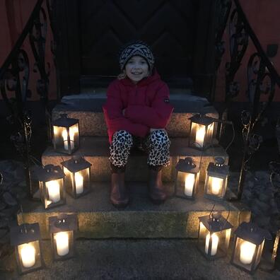 Lygterne står klar til at lyse gaden op på vandringen